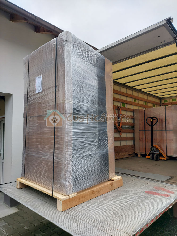 Cusca ambalate pe palet incarcata in masina de curierat